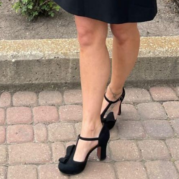 Chi Mihara Suede Pumps w/ black bow tie - Picture 11 of 12